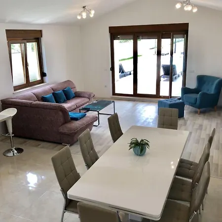 Markulin With Swimming Pool Country house Pula