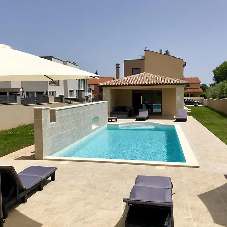 Markulin With Swimming Pool Country house Pula