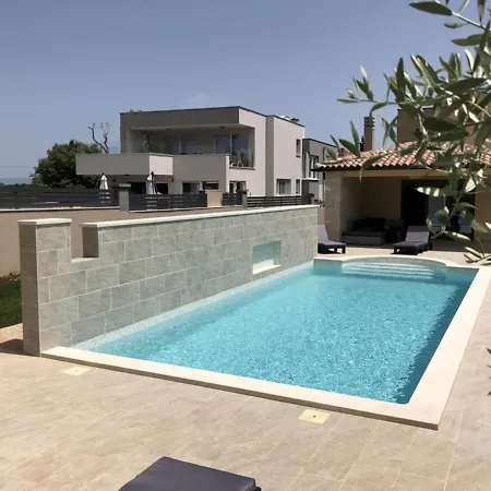 Markulin With Swimming Pool بولا